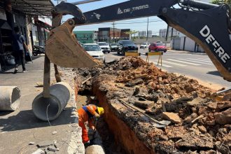 Prefeitura de Manaus realiza recuperação da rede de drenagem na rua Guanapuris para reduzir riscos de alagamentos