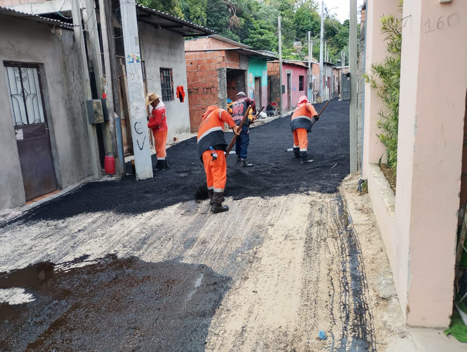 Prefeitura de Manaus realiza manutenção asfáltica na rua Gurupá e amplia recuperação viária no bairro