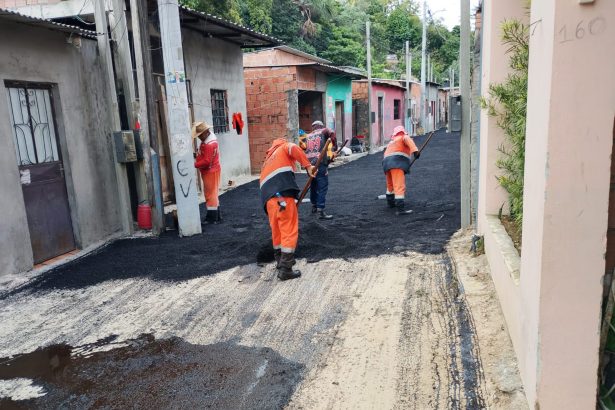 Prefeitura de Manaus realiza manutenção asfáltica na rua Gurupá e amplia recuperação viária no bairro