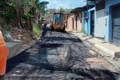 Prefeitura de Manaus realiza recuperação asfáltica na rua Buriti e amplia manutenção viária no Monte das Oliveiras