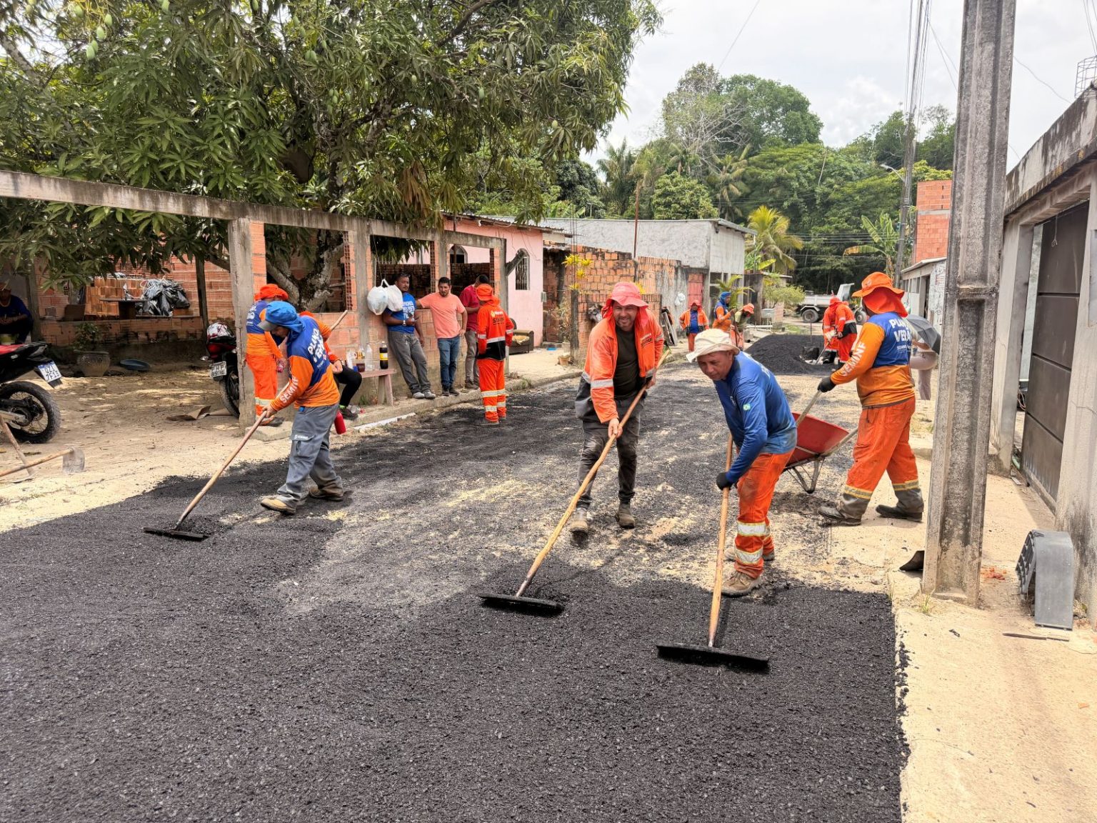 Manaus realiza manutenção asfáltica na rua Patuá e recupera cerca de 100 metros da via