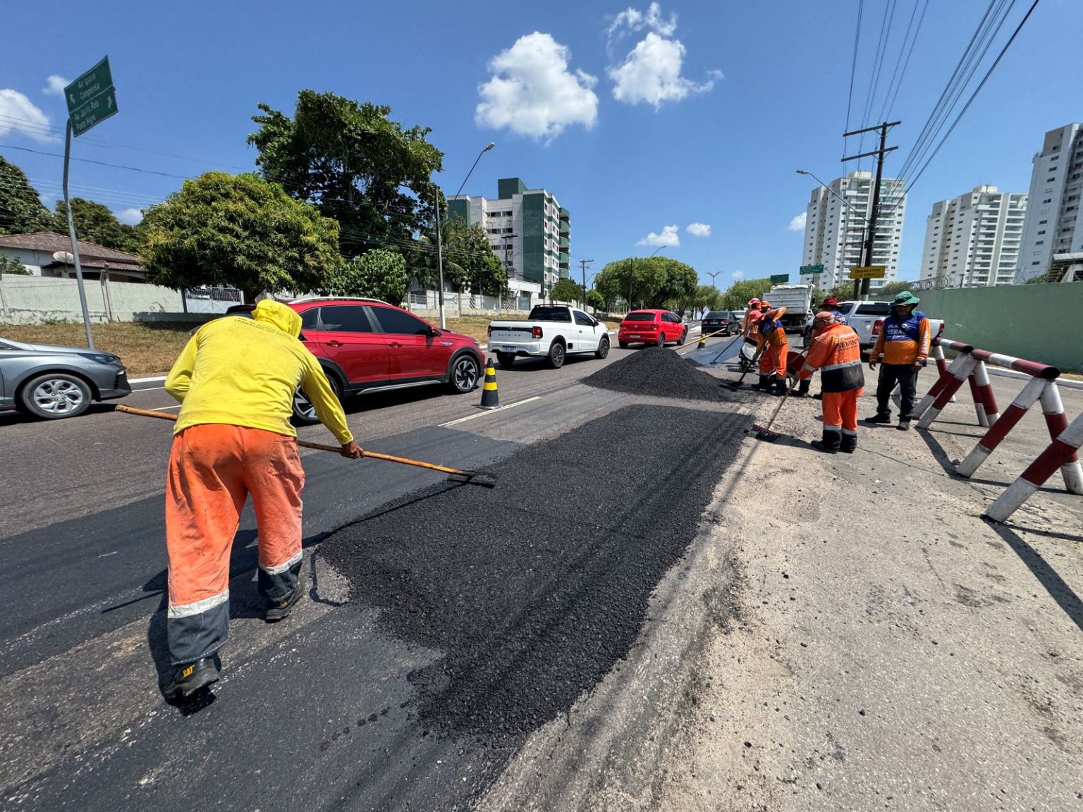 Prefeitura de Manaus realiza manutenção asfáltica na avenida São Jorge para recuperar pavimento e melhorar tráfego