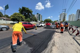 Prefeitura de Manaus realiza manutenção asfáltica na avenida São Jorge para recuperar pavimento e melhorar tráfego