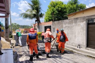 Prefeitura de Manaus inicia recuperação asfáltica na rua Abacaba em Santa Etelvina após vistoria técnica