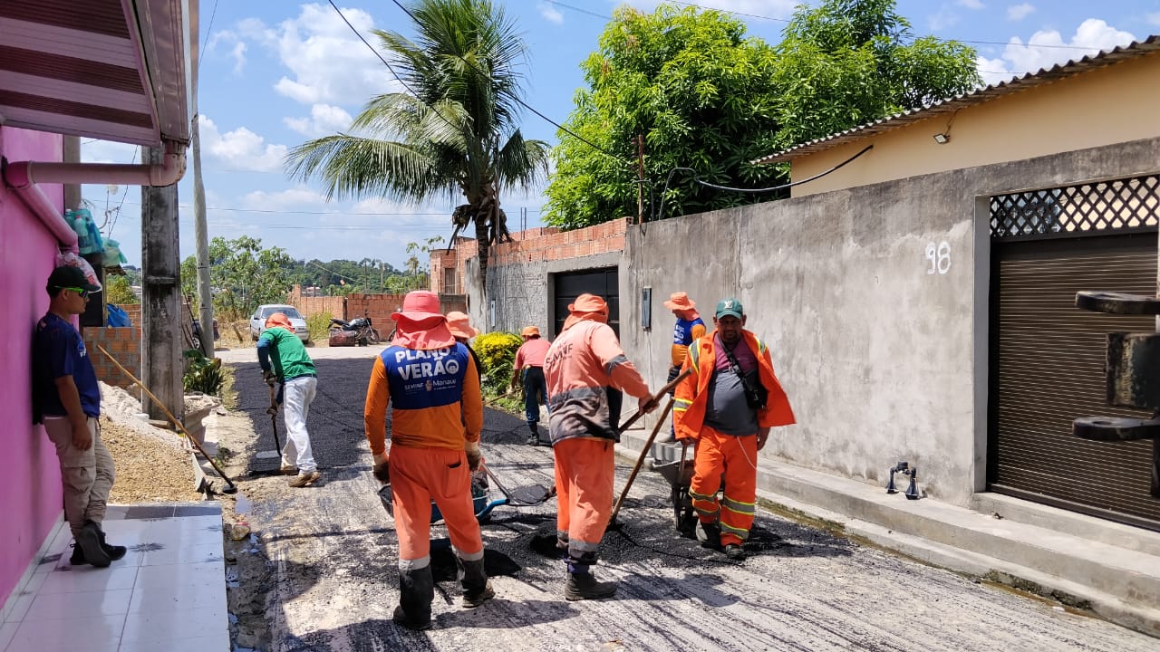 Prefeitura de Manaus inicia recuperação asfáltica na rua Abacaba em Santa Etelvina após vistoria técnica