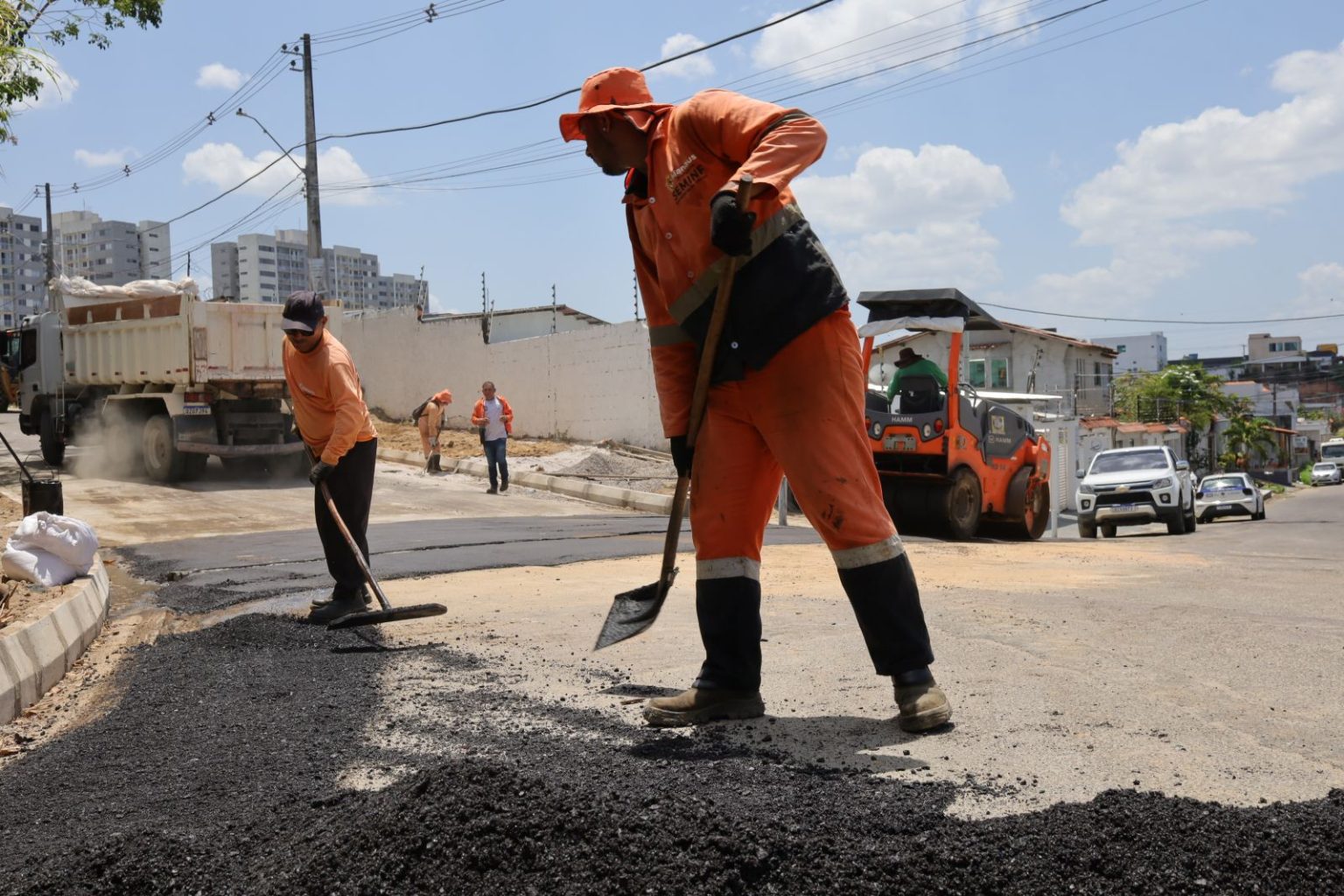 Prefeitura de Manaus realiza recuperação asfáltica da rua Mikito no Parque 10 de Novembro nesta terça