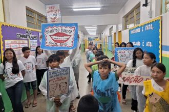 Passeata da Saúde Bucal reúne alunos e famílias em Nossa Senhora do Livramento, no baixo rio Negro