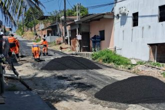 Prefeitura de Manaus inicia recuperação asfáltica da rua Maria Fernandes na Colônia Terra Nova para melhorar o tráfego