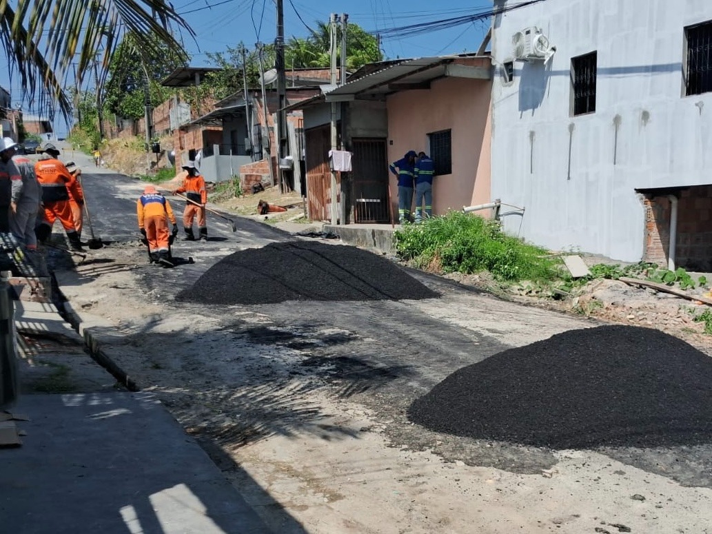 Prefeitura de Manaus inicia recuperação asfáltica da rua Maria Fernandes na Colônia Terra Nova para melhorar o tráfego