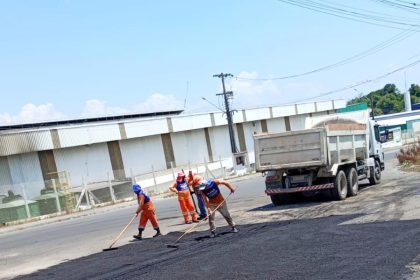 Prefeitura de Manaus realiza manutenção asfáltica na rua Ombieiro no Distrito Industrial 2
