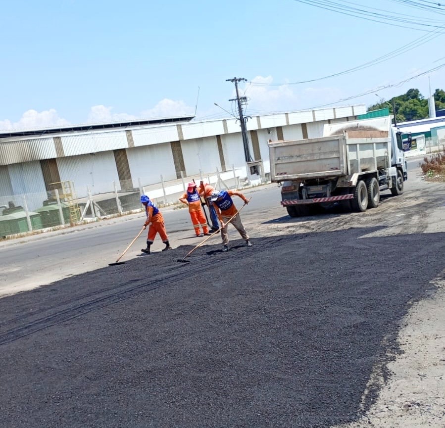Prefeitura de Manaus realiza manutenção asfáltica na rua Ombieiro no Distrito Industrial 2
