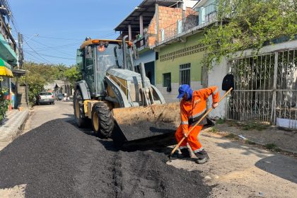 Prefeitura de Manaus inicia manutenção asfáltica na rua Coronel Pedro Ramos no bairro Coroado