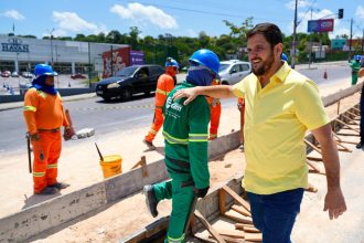 Prefeito Renato Junior vistoria recuperação do canteiro central da avenida Margarita em Manaus e apresenta detalhes das intervenções