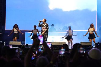 MC Hariel encerra programação do #SouManaus Passo a Paço 2026 no palco Alfândega em Manaus
