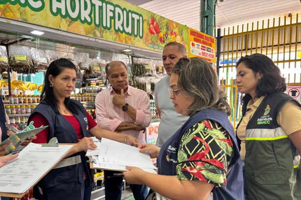 Ouvidoria-Geral realiza atendimento e pesquisa com permissionários na Feira do Parque 10 em 8/9