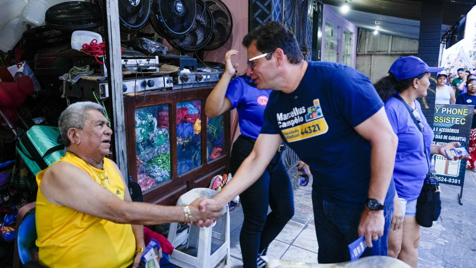 Marcellus Campêlo recebe apoio de comerciantes e moradores durante caminhada no bairro Alvorada I