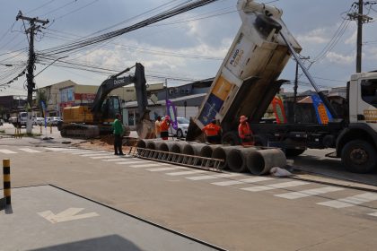 Prefeitura de Manaus realiza recuperação da drenagem na avenida Professor Nilton Lins após rompimento e restabelece escoamento