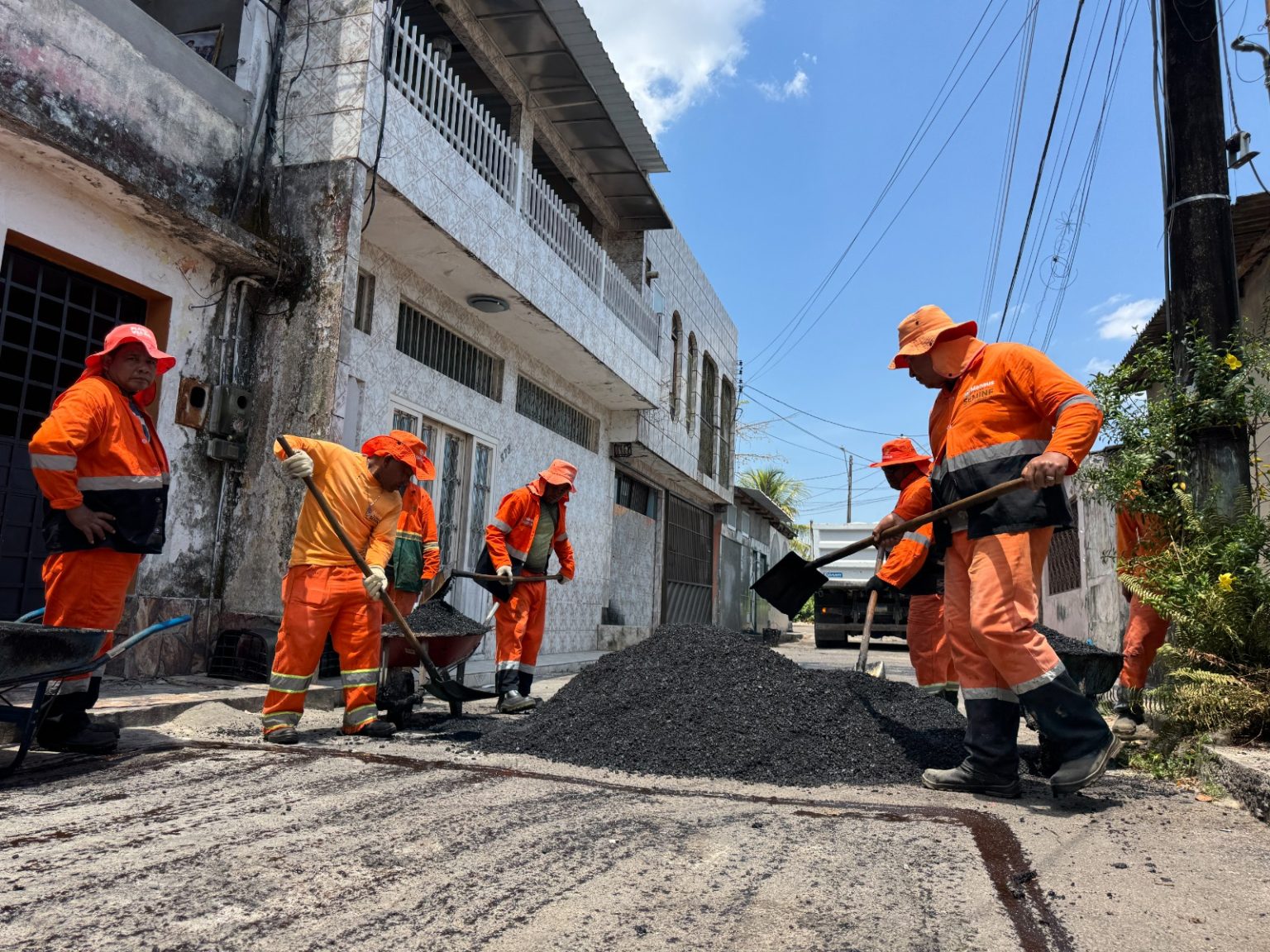 Recuperação asfáltica na rua Abdias Teles da Silva melhora pavimento e mobilidade no bairro Raiz