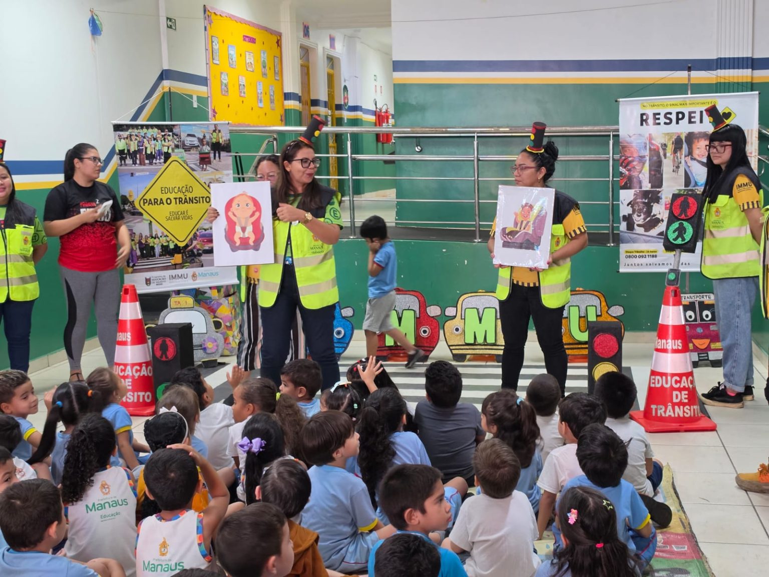 Prefeitura de Manaus realiza ação de travessia segura com alunos da educação infantil no Cmei Francisca Pereira da Silva