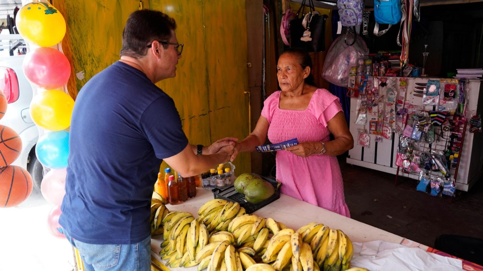 Durante caminhada no bairro Cidade de Deus, Marcellus Campêlo recebe apoio de comerciantes e moradores
