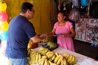 Durante caminhada no bairro Cidade de Deus, Marcellus Campêlo recebe apoio de comerciantes e moradores