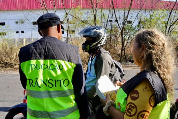 Blitz educativa para motociclistas em Manaus alerta sobre capacete e direção defensiva durante a Semana Nacional de Trânsito 2026