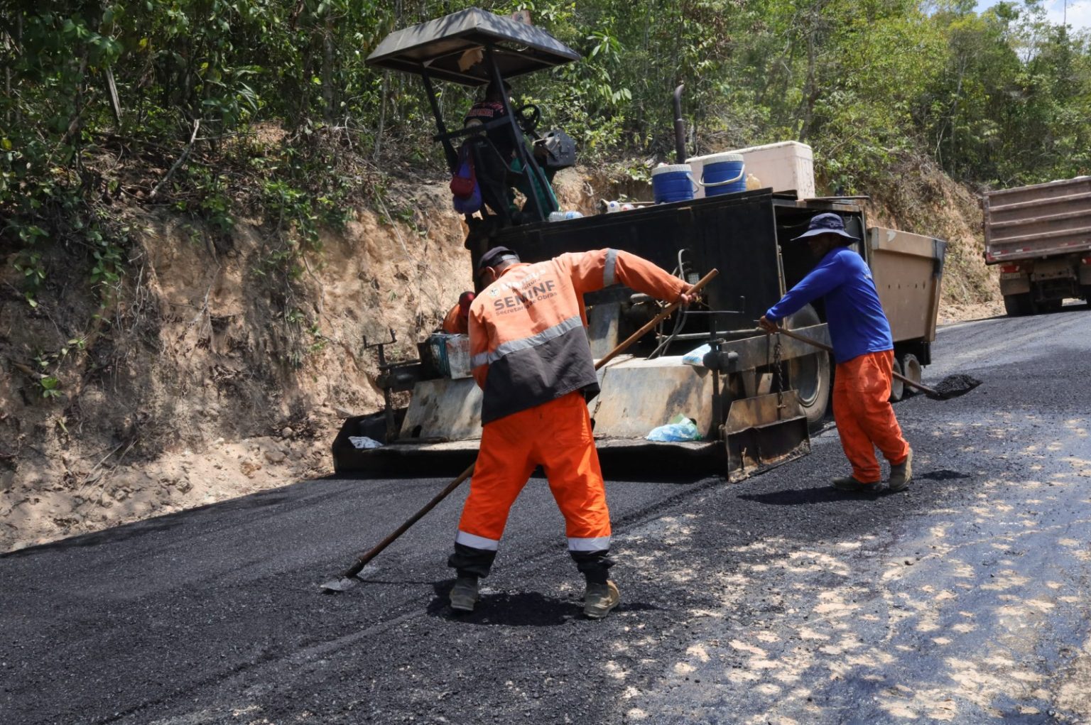 Prefeitura de Manaus conclui etapa final da pavimentação do ramal Fazenda da Esperança e melhora acesso no km 15 da BR-174