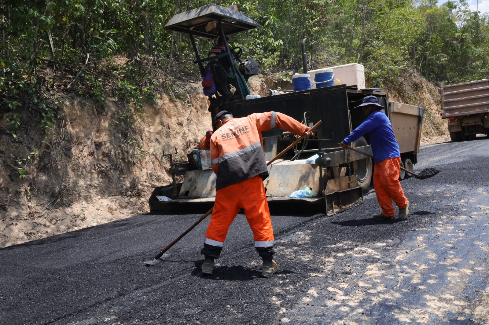 Prefeitura de Manaus conclui etapa final da pavimentação do ramal Fazenda da Esperança e melhora acesso no km 15 da BR-174