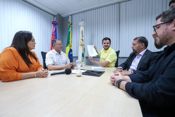 Prefeito de Manaus sanciona reajuste do auxílio-moradia e alimentação para médicos do Programa Mais Médicos