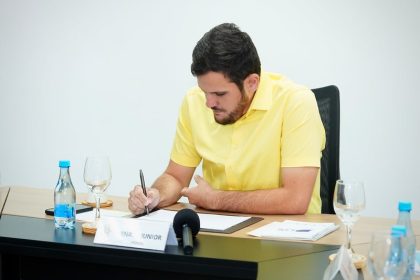 Prefeito de Manaus assina progressões funcionais e promoções salariais para 7.616 servidores municipais com pagamento na folha de outubro
