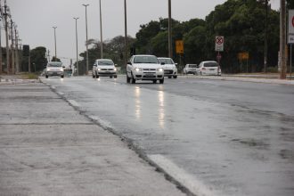 Campanha educativa sobre chuvas reforça orientações a motoristas e pedestres no DF