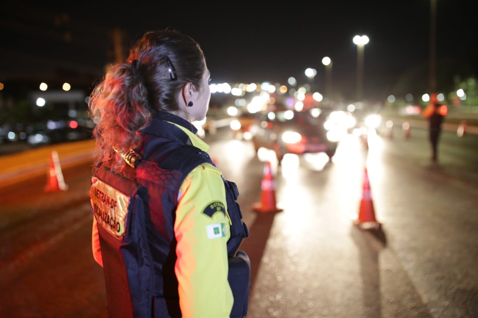 Farol baixo tem regras diferentes por tipo de rodovia e condição de visibilidade