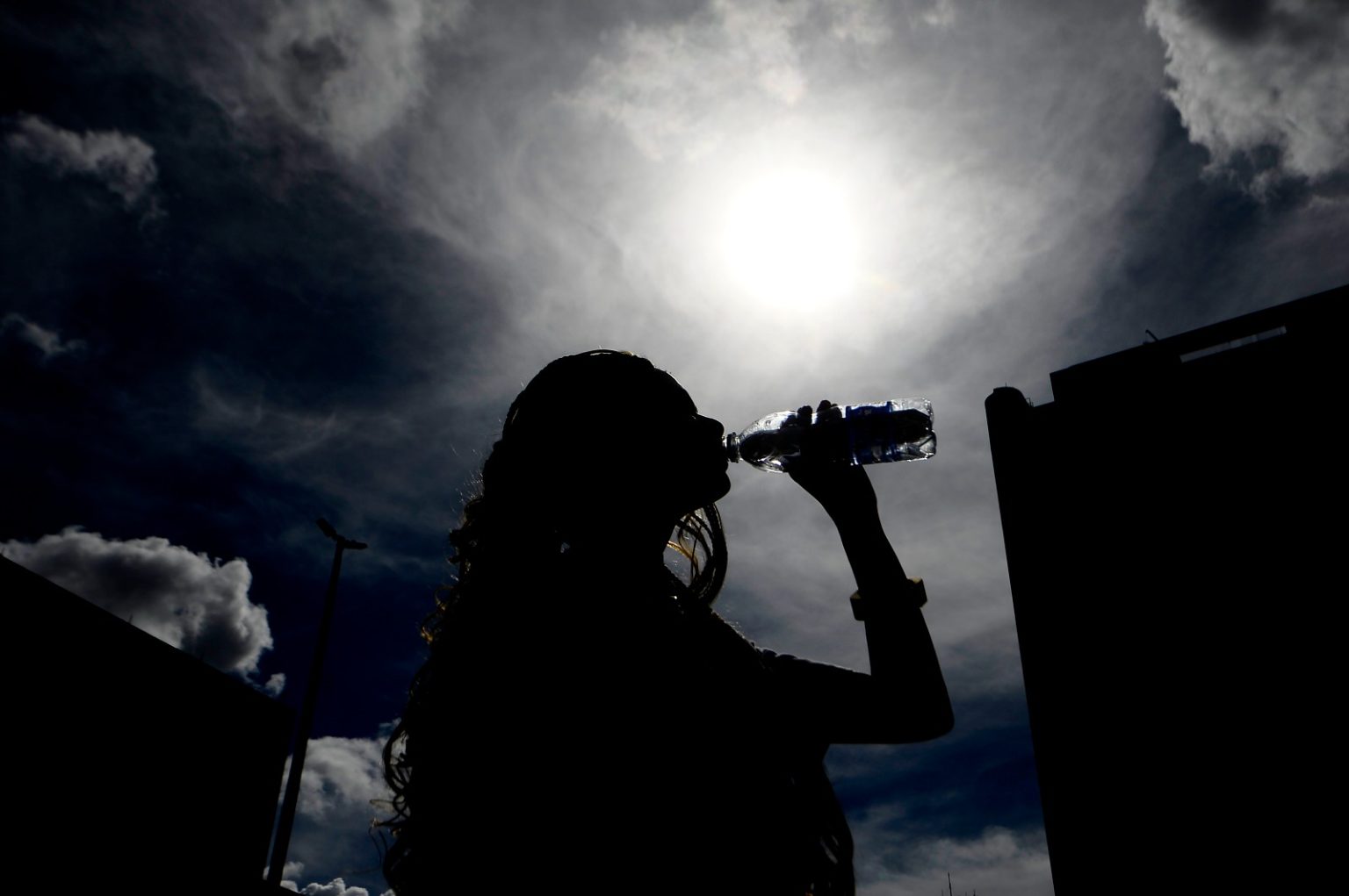 Primavera no Distrito Federal traz calor, vento e baixa umidade e aumenta casos de rinite e conjuntivite entre a população