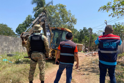 Implurb realiza demolição administrativa de construções irregulares na avenida da Floresta para liberar passeio público em Manaus