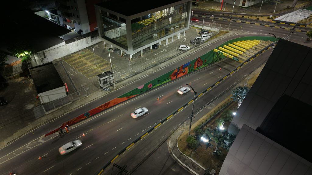 Prefeitura de Manaus revitaliza viaduto Antônio Simões com grafite e pintura em intervenção noturna
