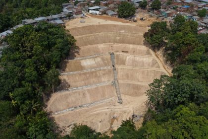 Manaus avança em obra de contenção da erosão na rua Alumínio, zona Leste, para recuperar trecho afetado