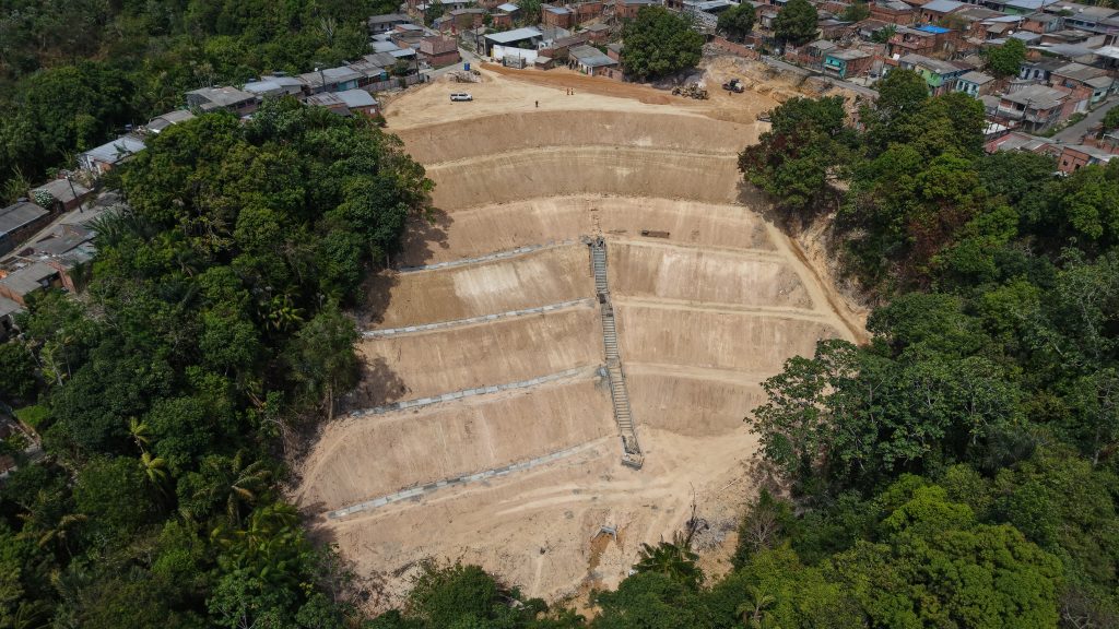 Manaus avança em obra de contenção da erosão na rua Alumínio, zona Leste, para recuperar trecho afetado
