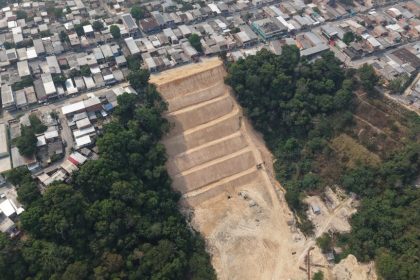 Prefeitura de Manaus avança na contenção da erosão na rua Topázio e amplia drenagem