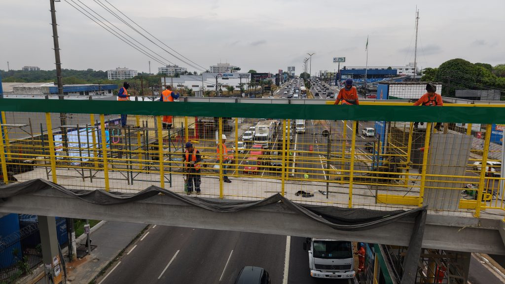 Prefeitura de Manaus acelera reconstrução da passarela Santos Dumont na avenida Torquato Tapajós