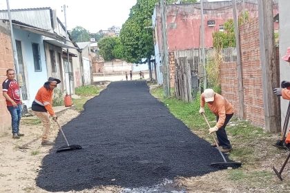 Prefeitura de Manaus inicia pavimentação na travessa Santo Antônio do Tarumã e amplia acesso à comunidade