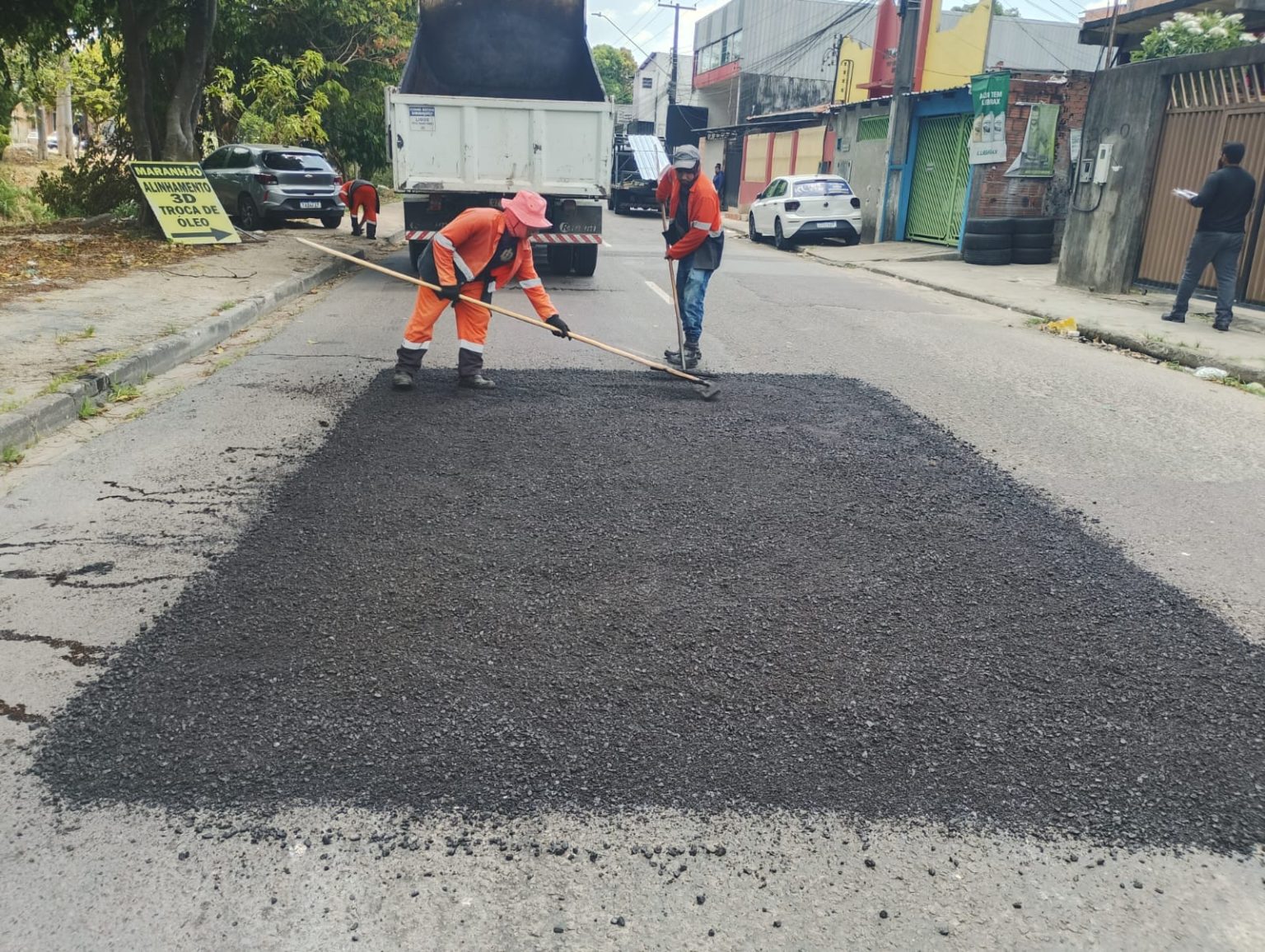 Prefeitura de Manaus realiza manutenção asfáltica na avenida Tenente Roxana Bonessi para recuperar malha viária
