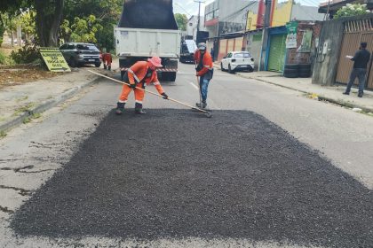 Prefeitura de Manaus realiza manutenção asfáltica na avenida Tenente Roxana Bonessi para recuperar malha viária