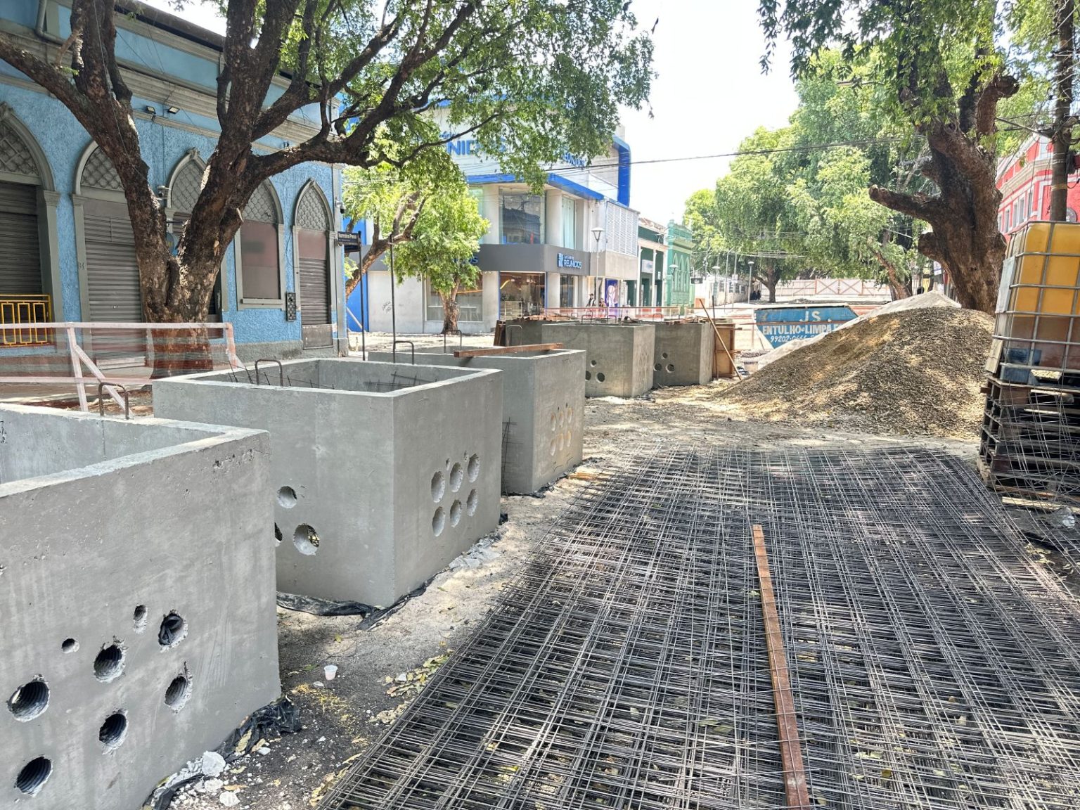 Obras em Manaus avançam na requalificação da Ferreira Pena para implantar a Rua Gastronômica e infraestrutura subterrânea