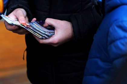 Projeto obriga orientação e criação de pontos de coleta para descarte de papel siliconado em álbuns e figurinhas