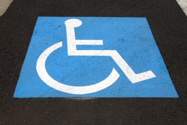 Projeto prevê parcerias entre estacionamentos privados e órgãos para proteger uso de vagas reservadas para pessoas com deficiência