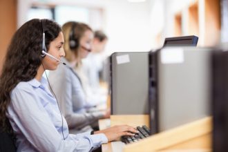 Projeto na Câmara exige programas de acolhimento para trabalhadoras após licença-maternidade e preserva cargo