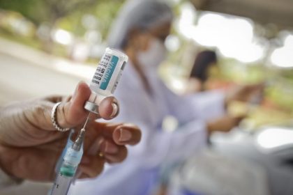 Câmara analisa projeto que concede anistia de multas a pais por descumprimento da vacinação contra a Covid-19