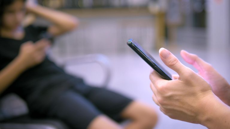 Projeto de Lei 2034/26 exige ferramenta para sinalização e notas de contexto em redes sociais voltadas ao público brasileiro