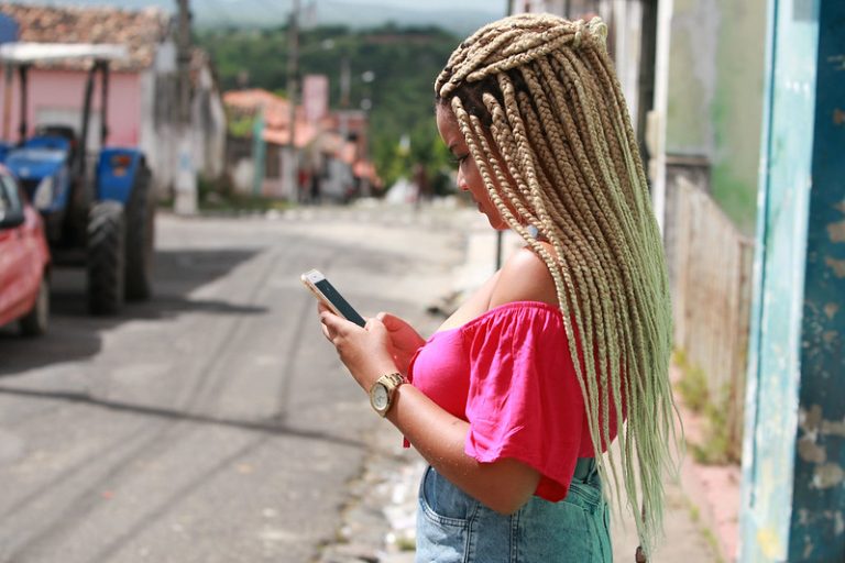 Projeto na Câmara prevê acesso gratuito a serviços públicos digitais por celular para quem não tem franquia de dados