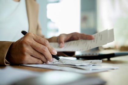 Projeto obriga divulgação da taxa real de juros e do Custo Efetivo Total em anúncios e contratos de crédito